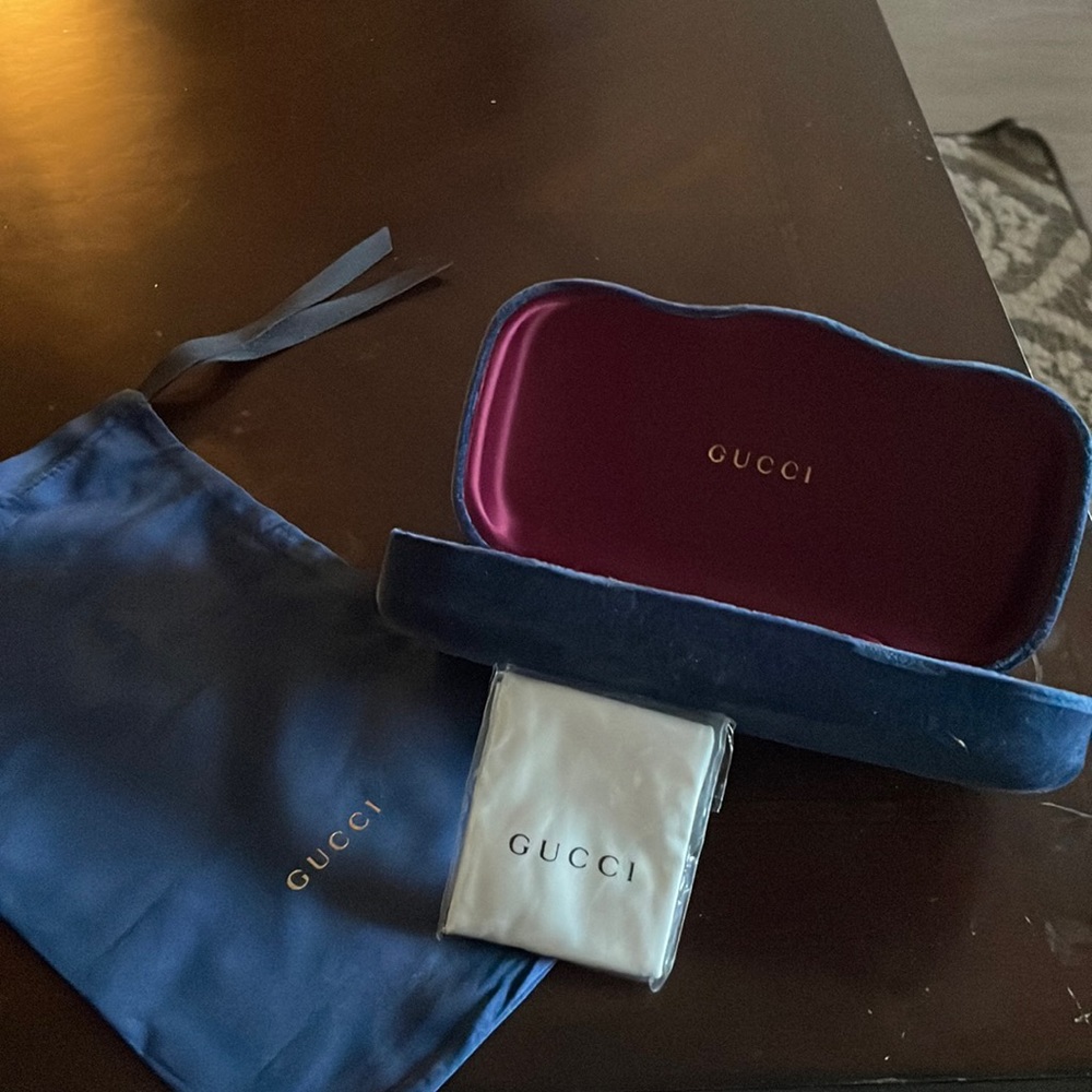 GUCCI Velvet Sunglasses 🕶️ clam shell Case with Dust bag & New Dust Cloth
